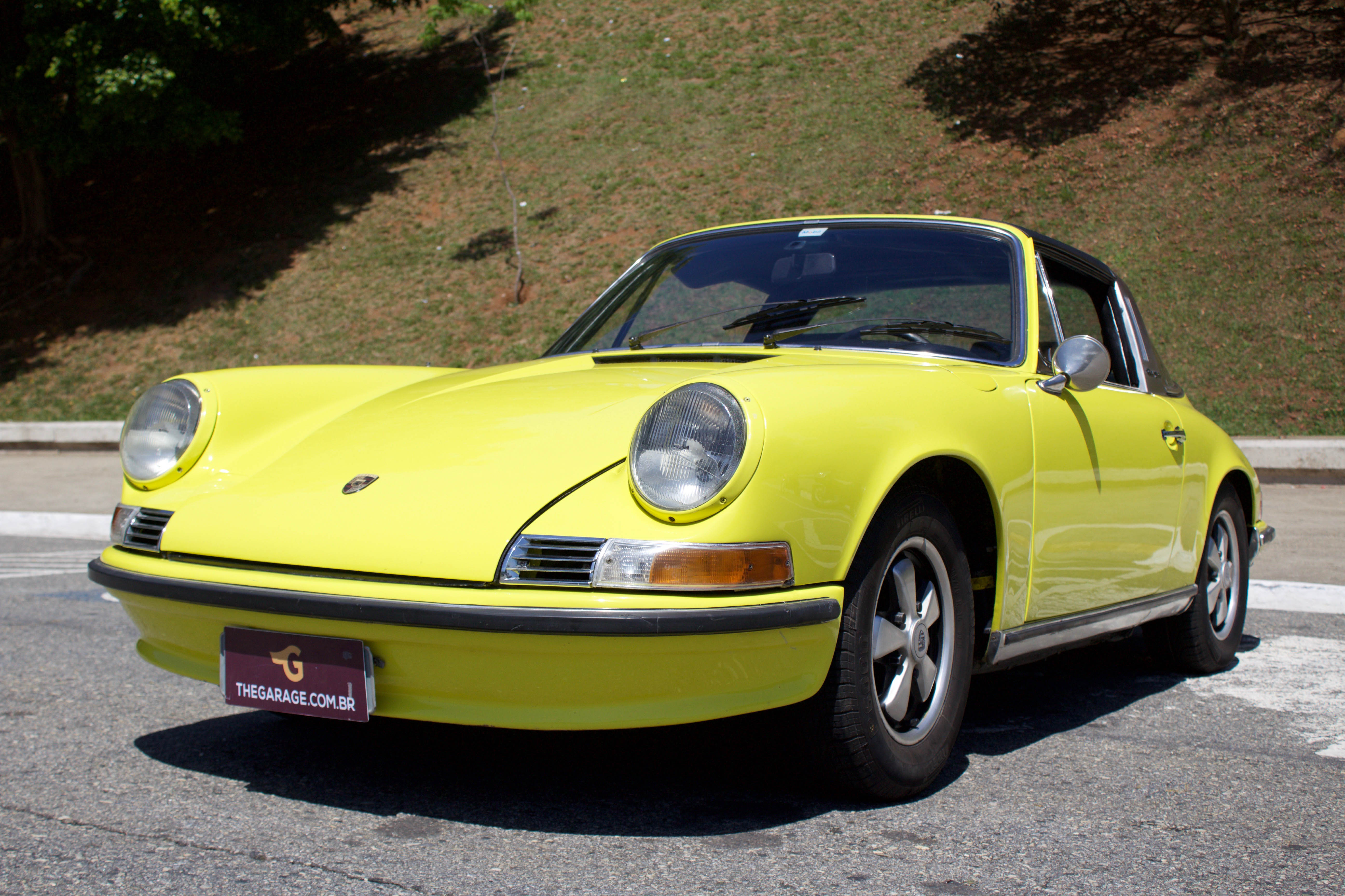 1972 Porsche 911T Targa amarela