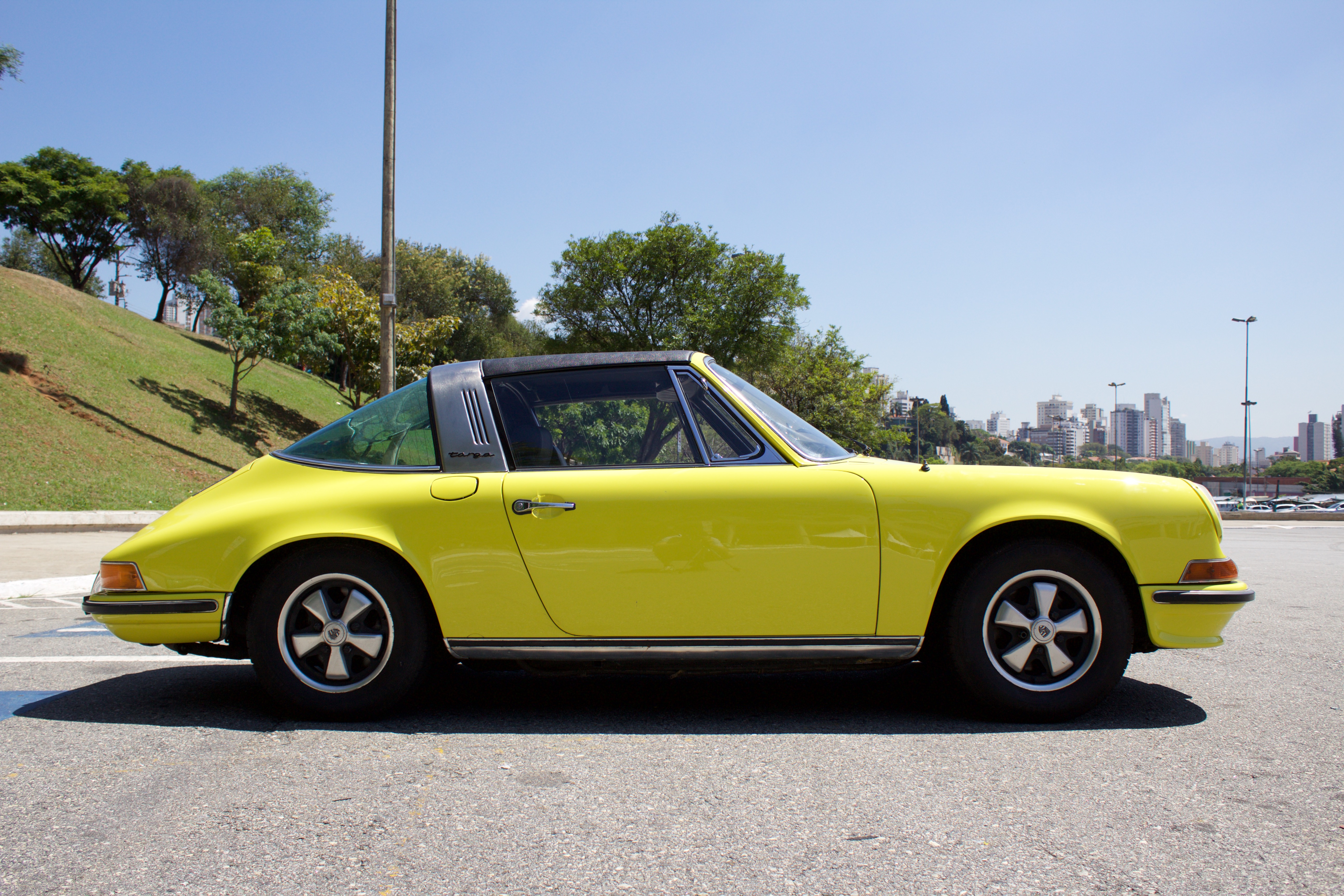 1972 Porsche 911T Targa amarela