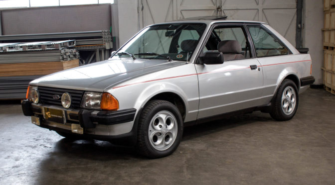 1986 Ford Escort XR3 prata com teto solar a venda na The Garage