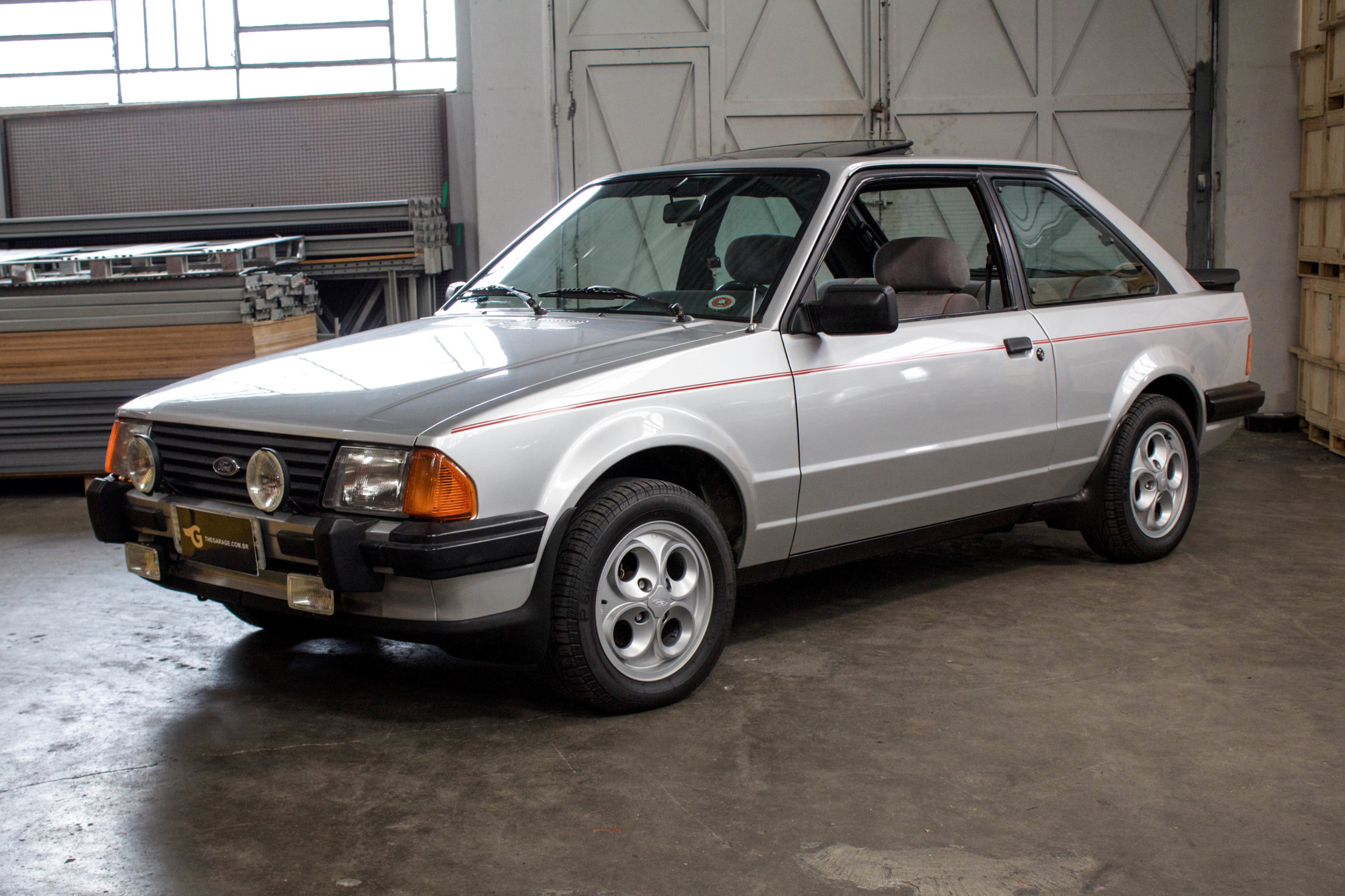 1986 Ford Escort XR3 prata com teto solar a venda na The Garage