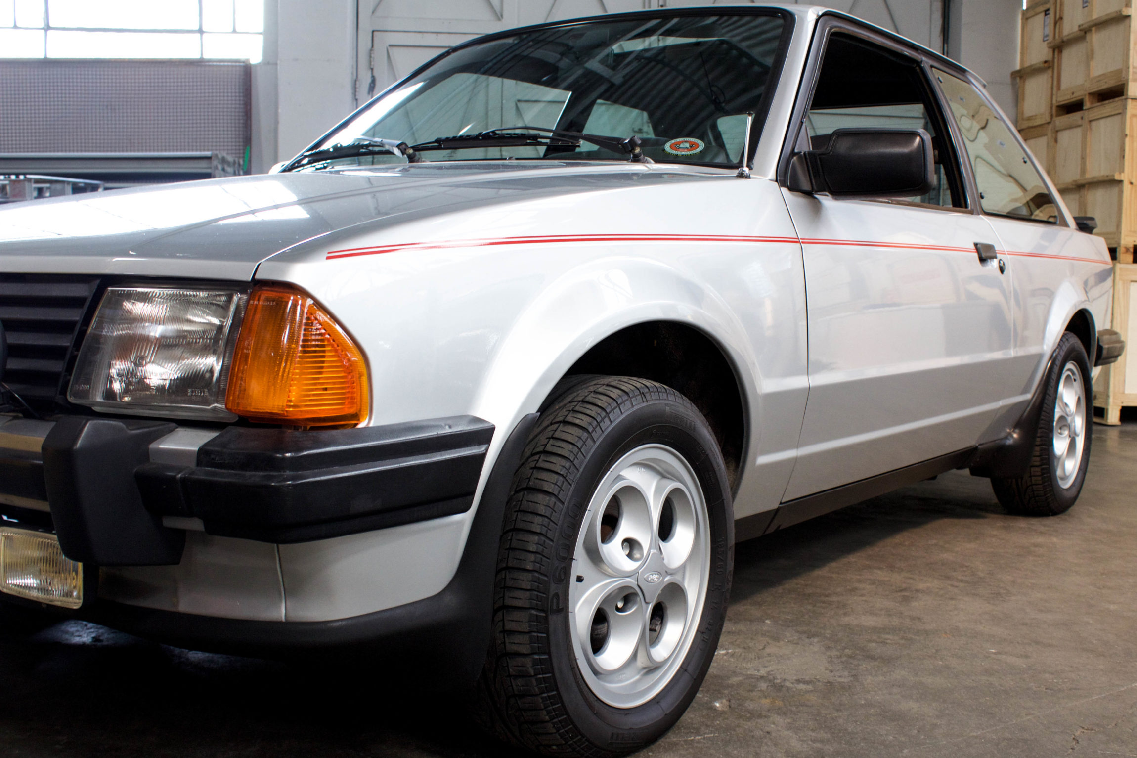 1986 Ford Escort XR3 com teto solar a venda na The Garage loja especializada em carros antigos