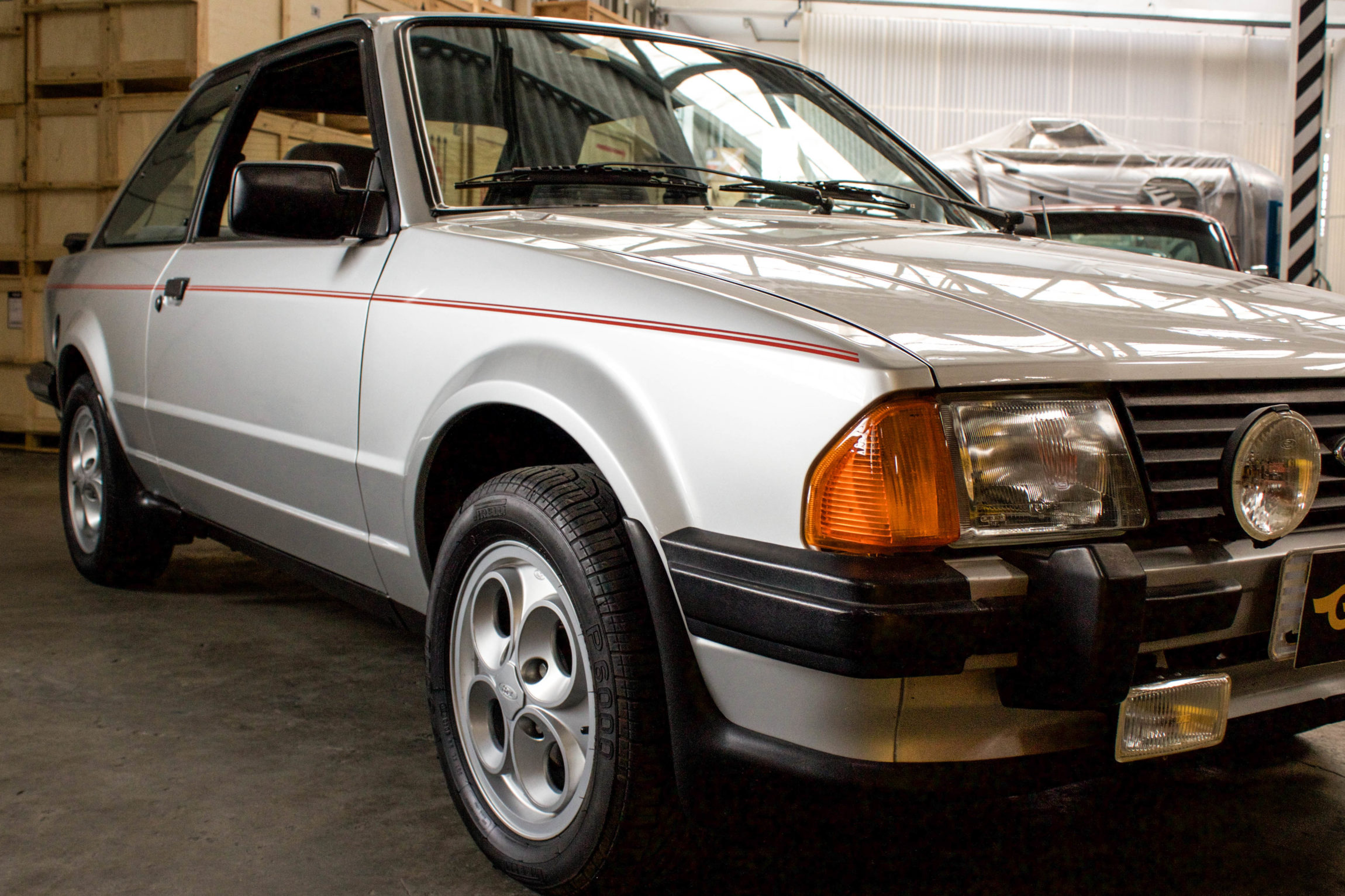 1986 Ford Escort XR3 com teto solar a venda na The Garage loja especializada em carros antigos