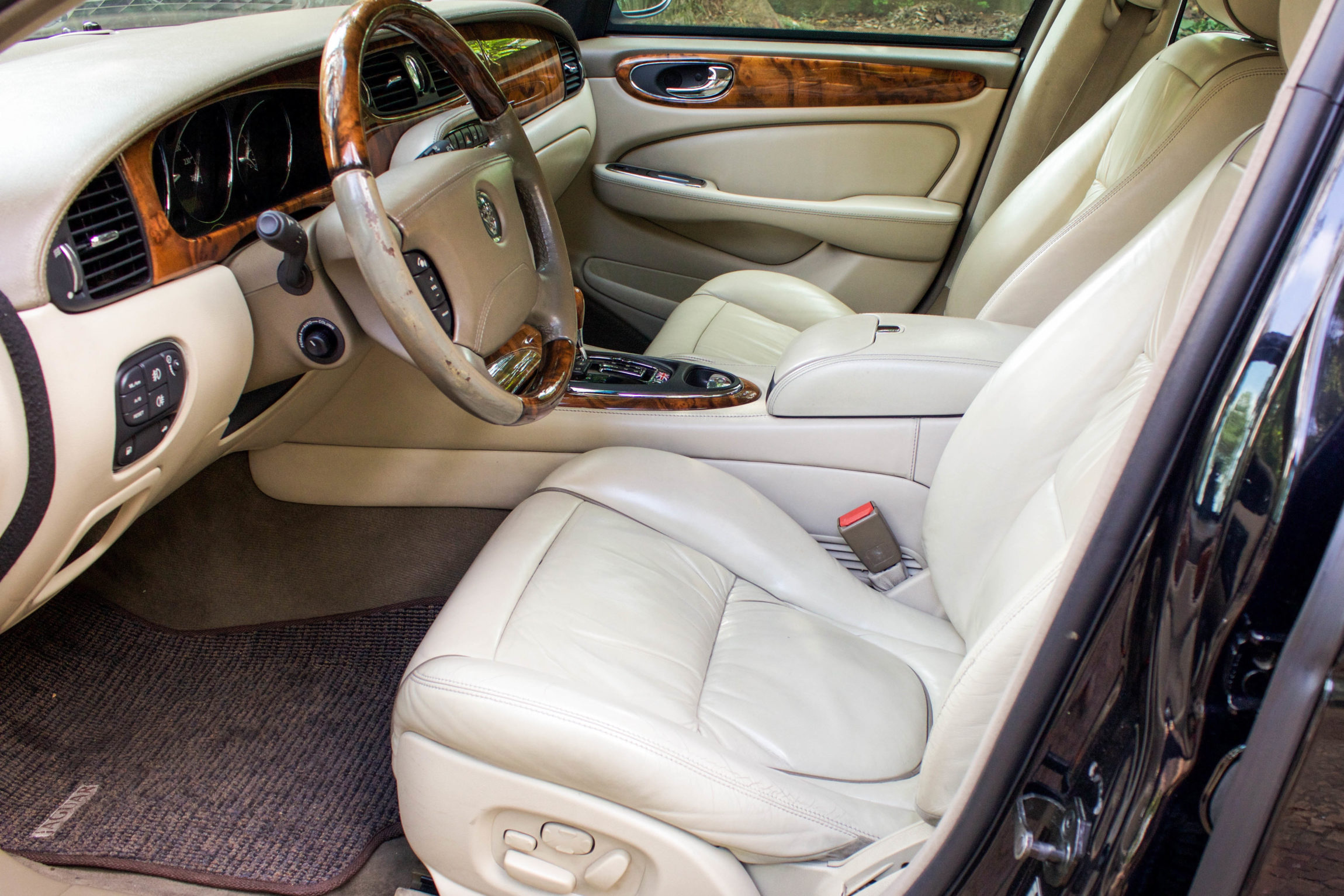 2004 Jaguar XJ8 com Supercharger interior