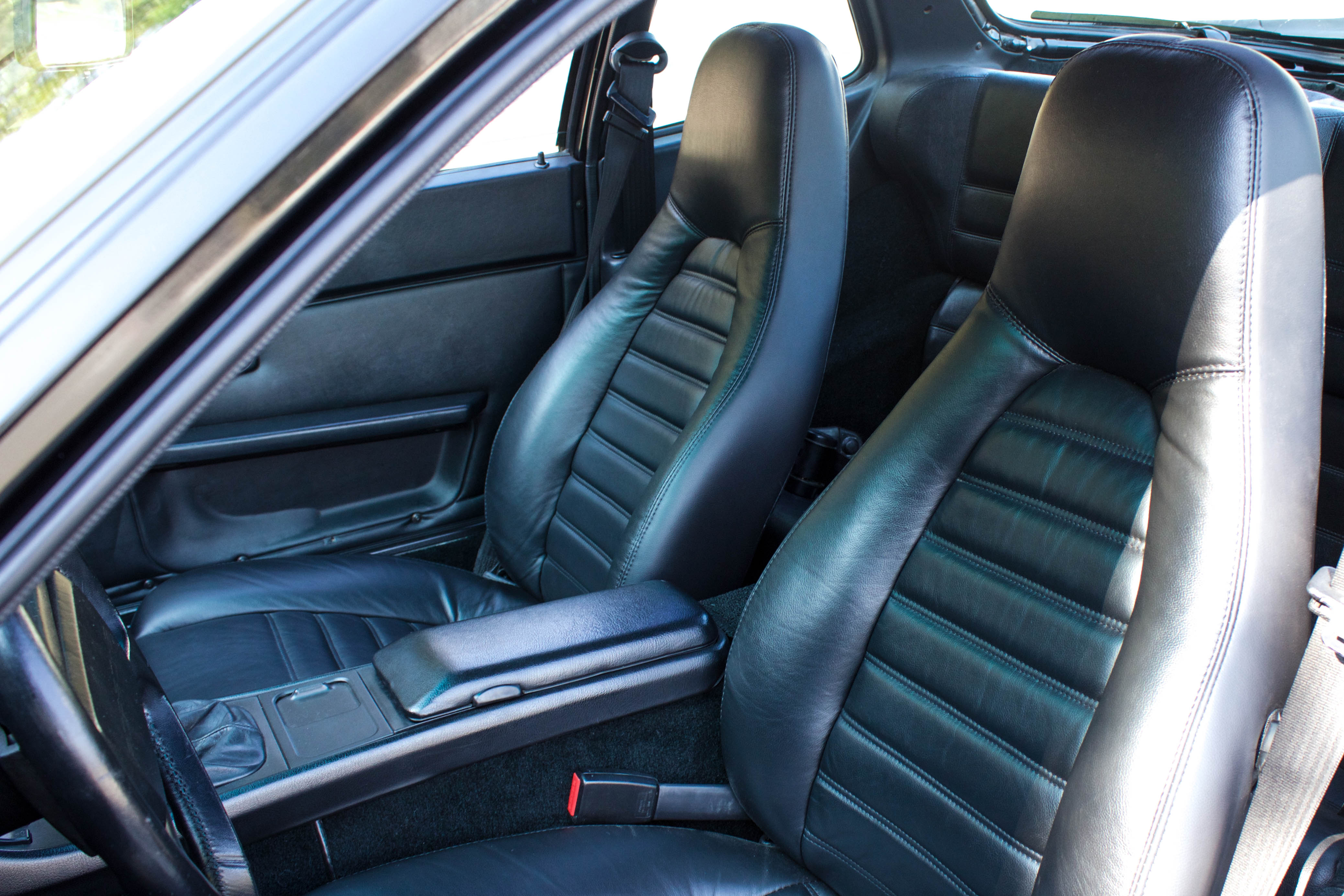 Interior Porsche Turbo 944 preto