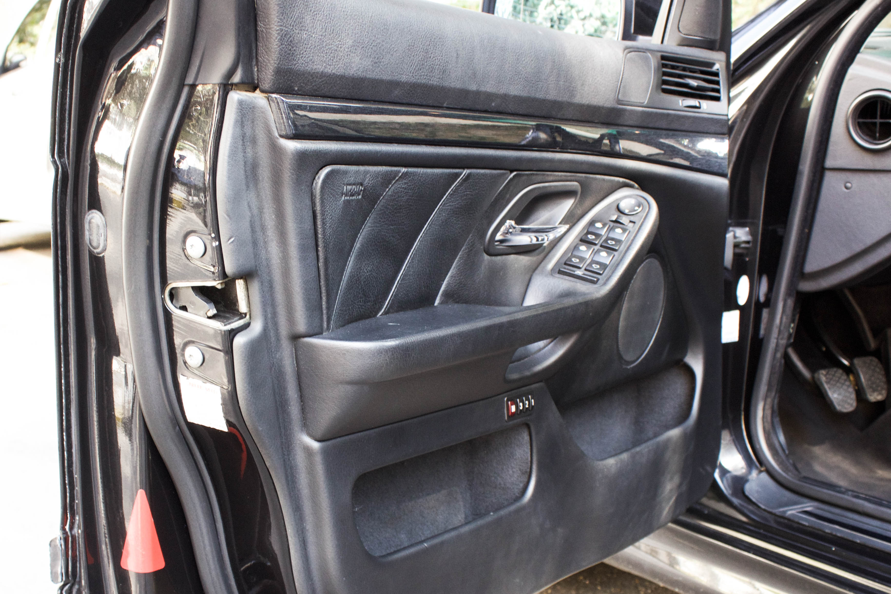 BMW-528i-E39-interior