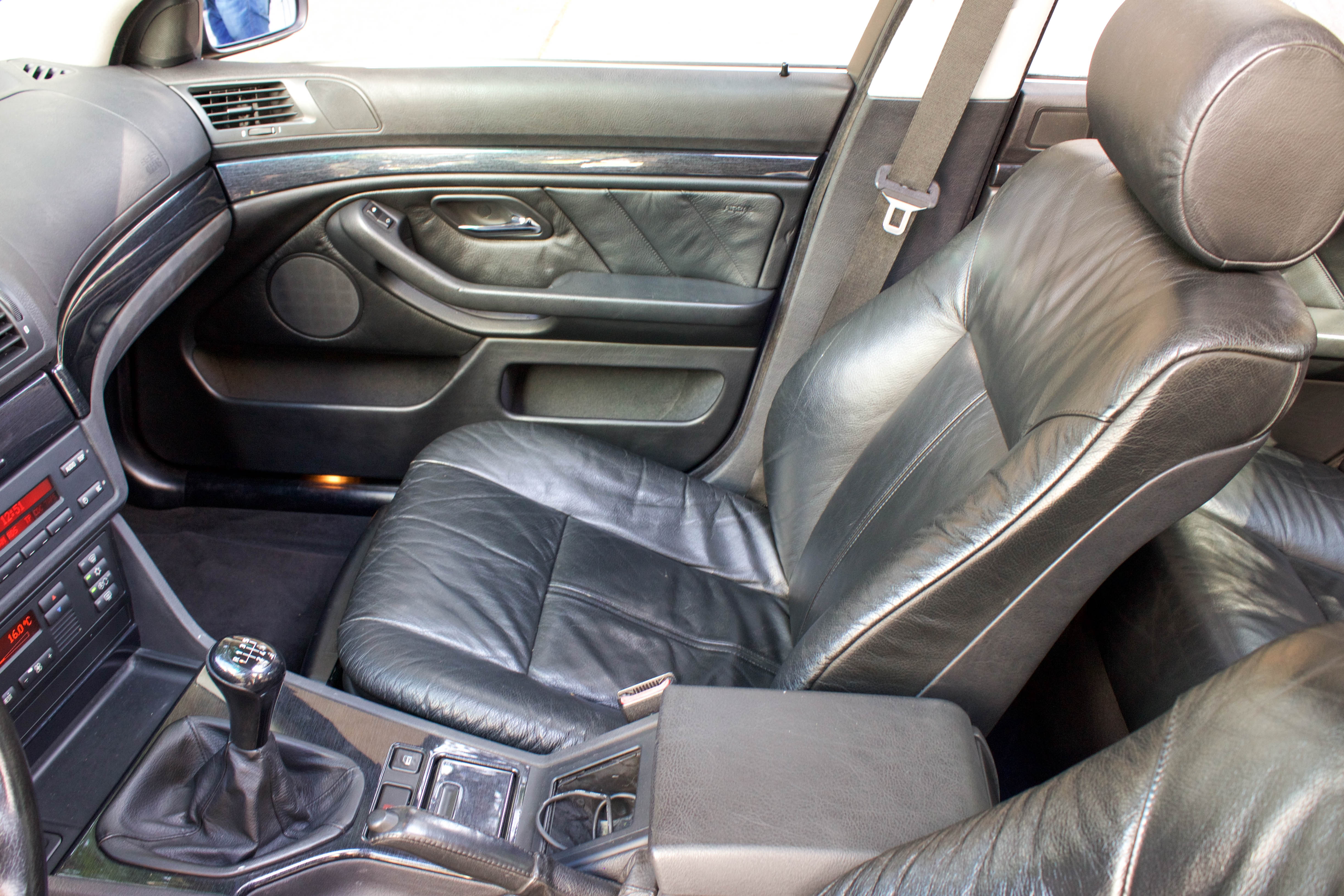 BMW-528i-E39-interior