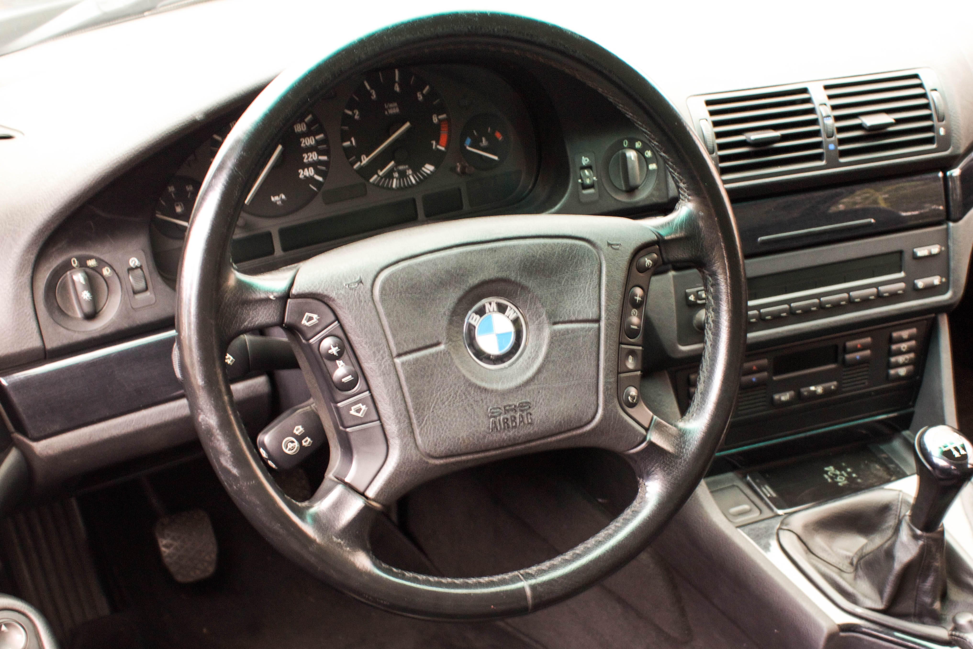 BMW-528i-E39-painel