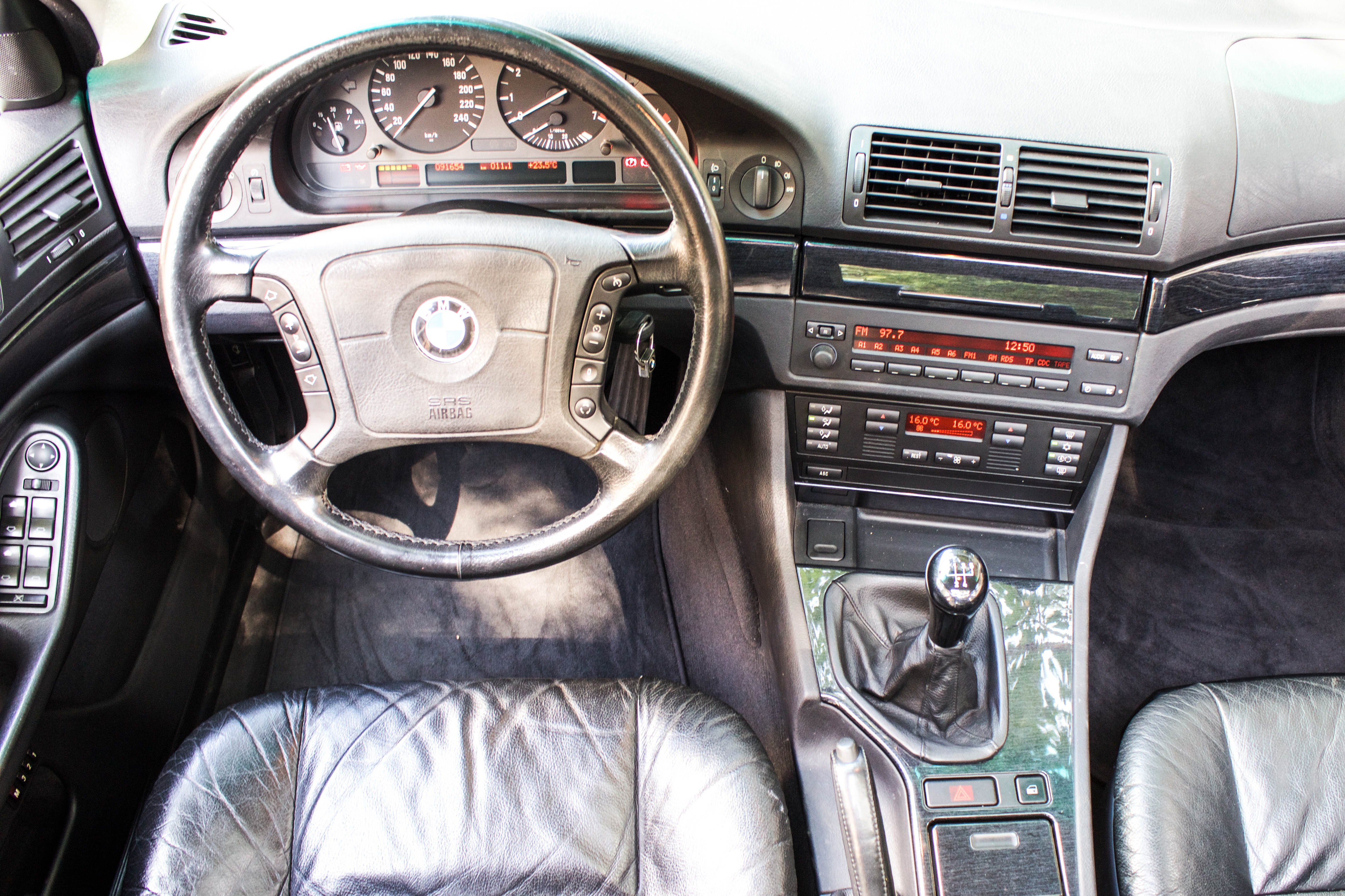 BMW-528i-E39-painel