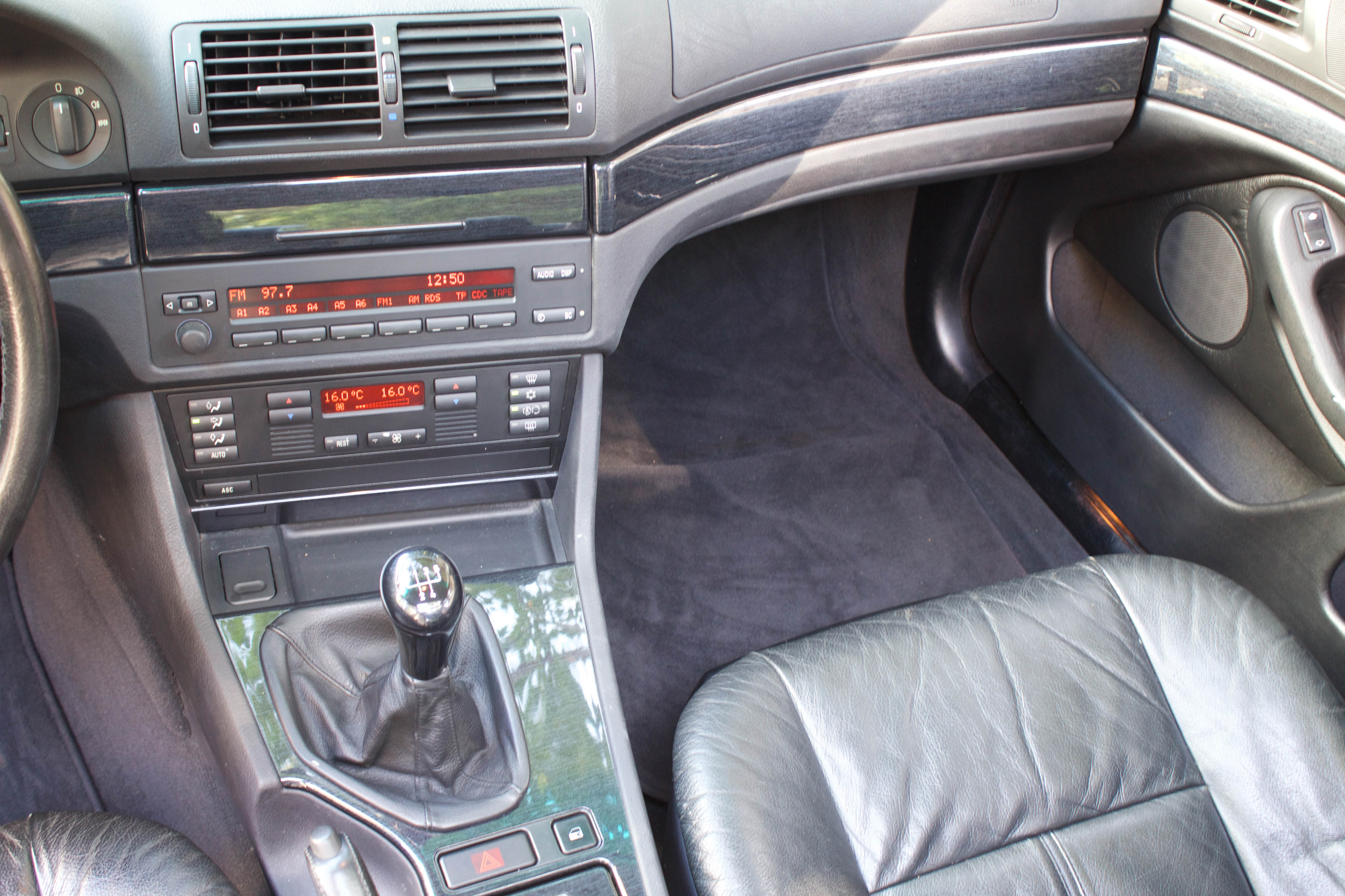 BMW-528i-E39-painel