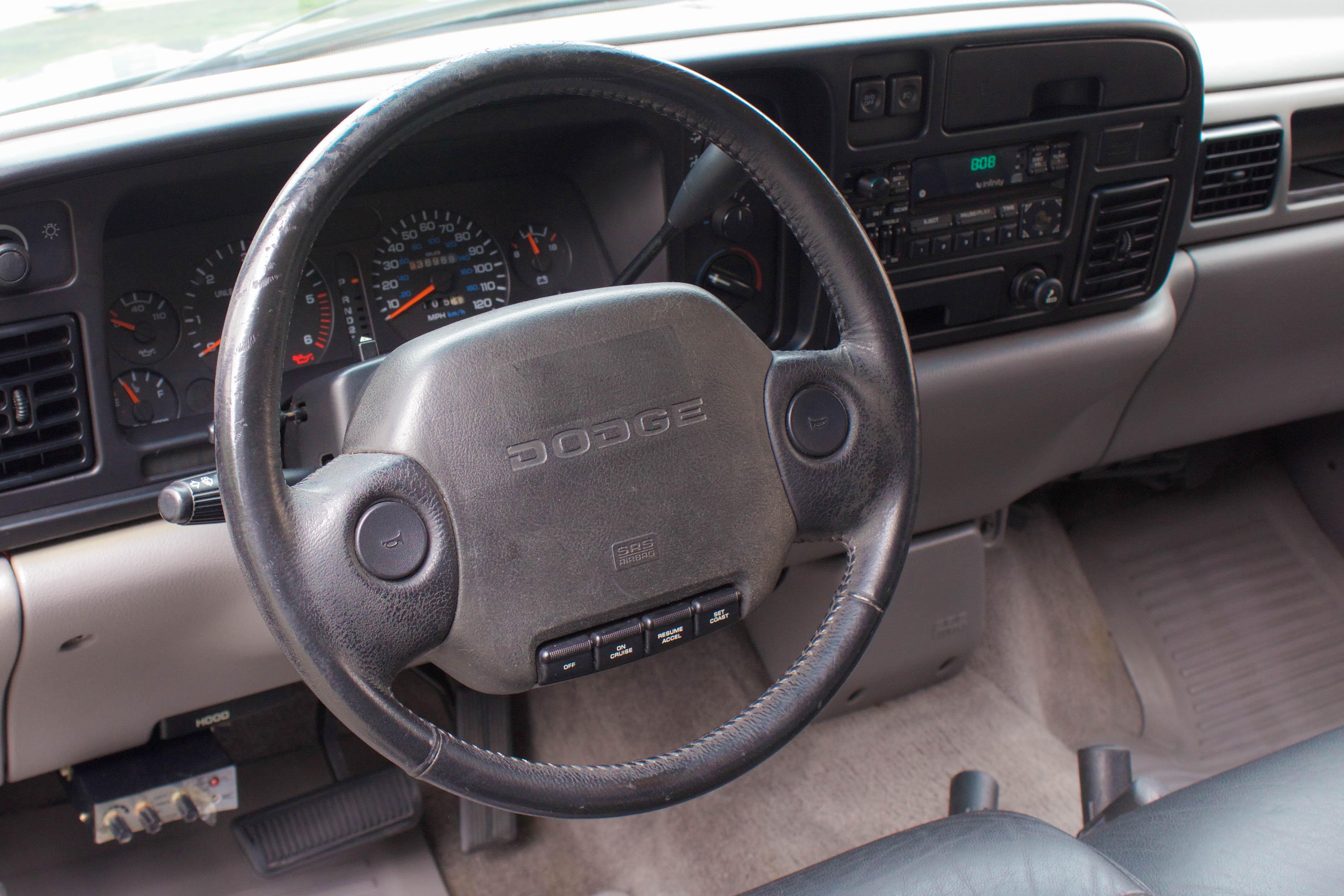 1994 Dodge Ram 1500 V8 a venda na The garage loja de carros antigos