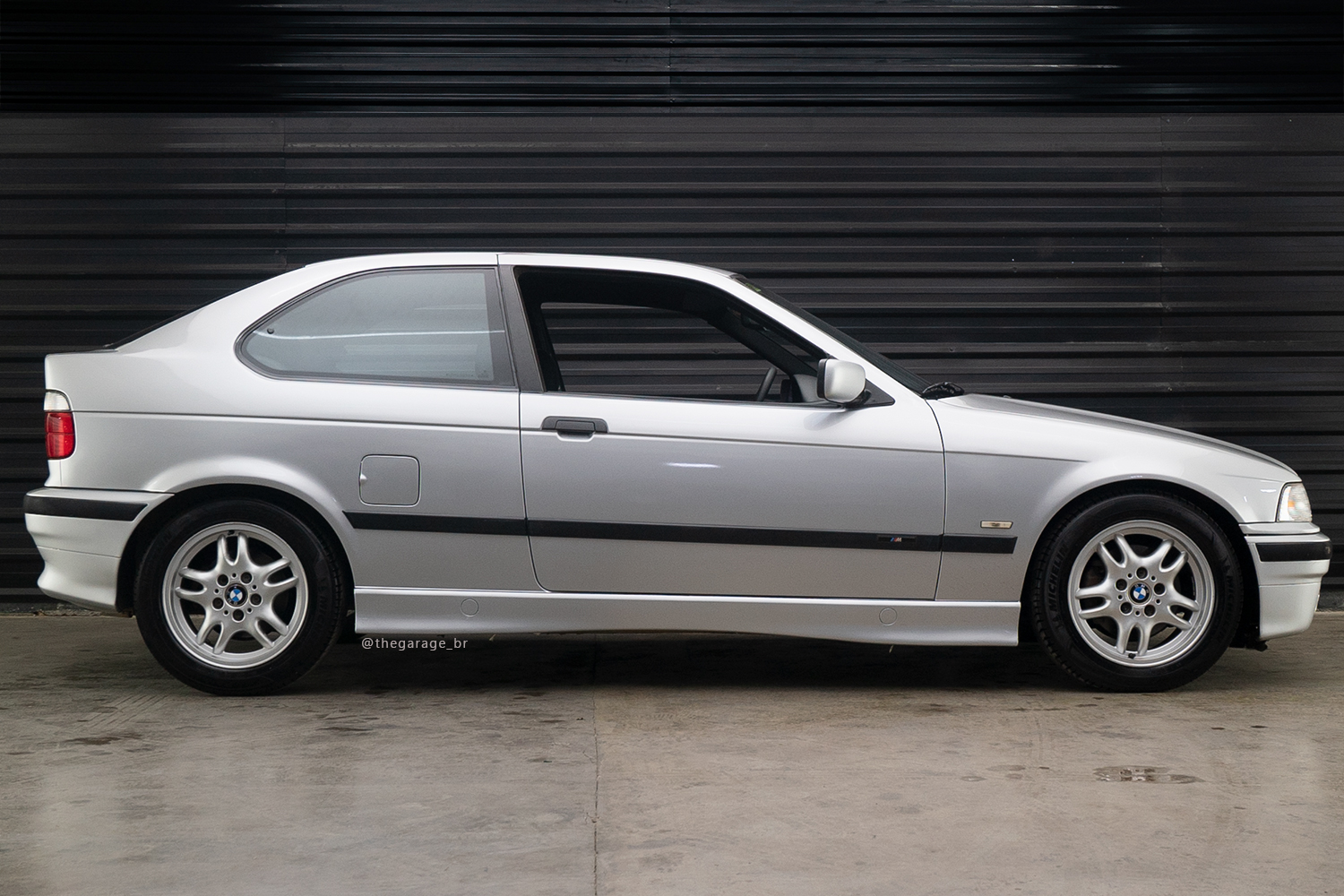 BMW 323ti Compact 1998 na cor prata bem conservado