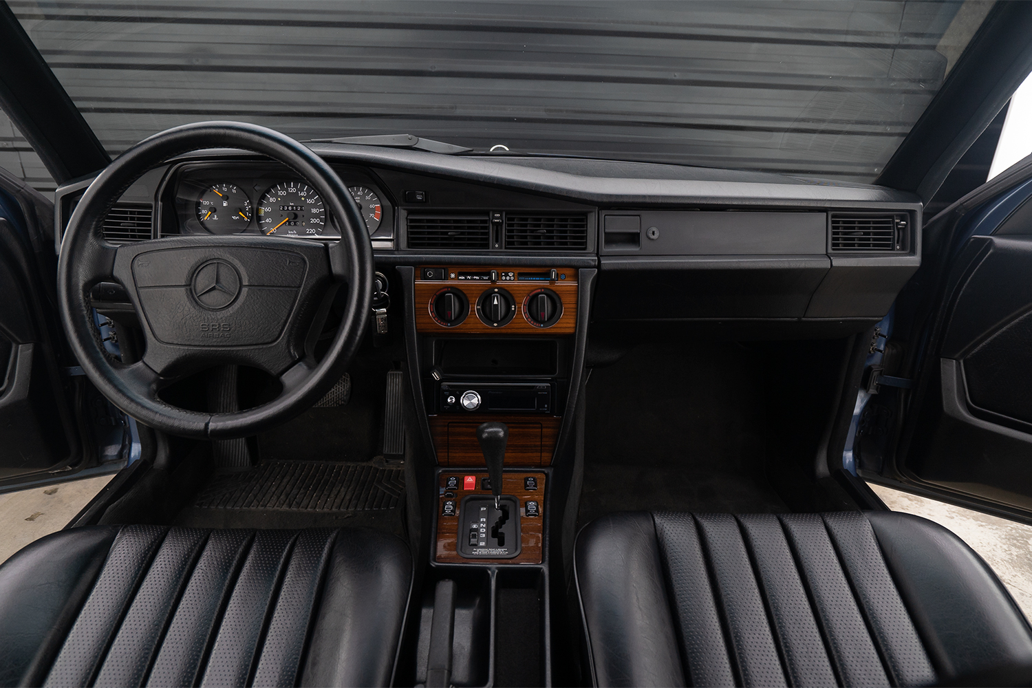 Mercedes-Benz 190E 2.3 interior