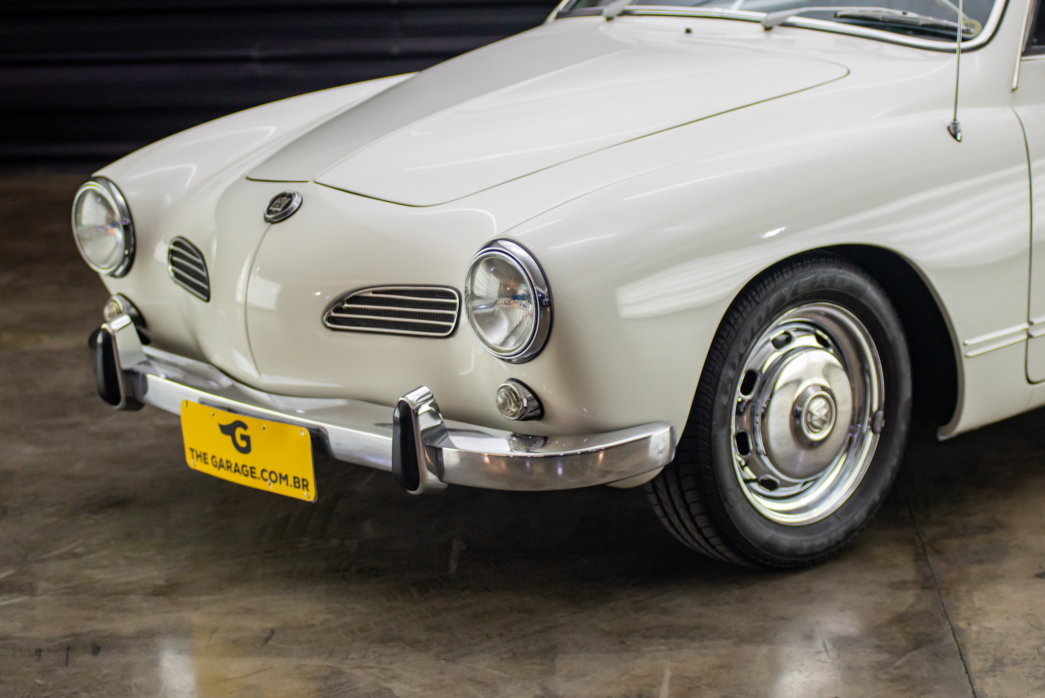 1971-VW-Karmann-Ghia-coupe-a-venda-sao-paulo-sp-for-sale-the-garage-classicos-a-melhor-loja-de-carros-antigos-acervo-de-carros--31