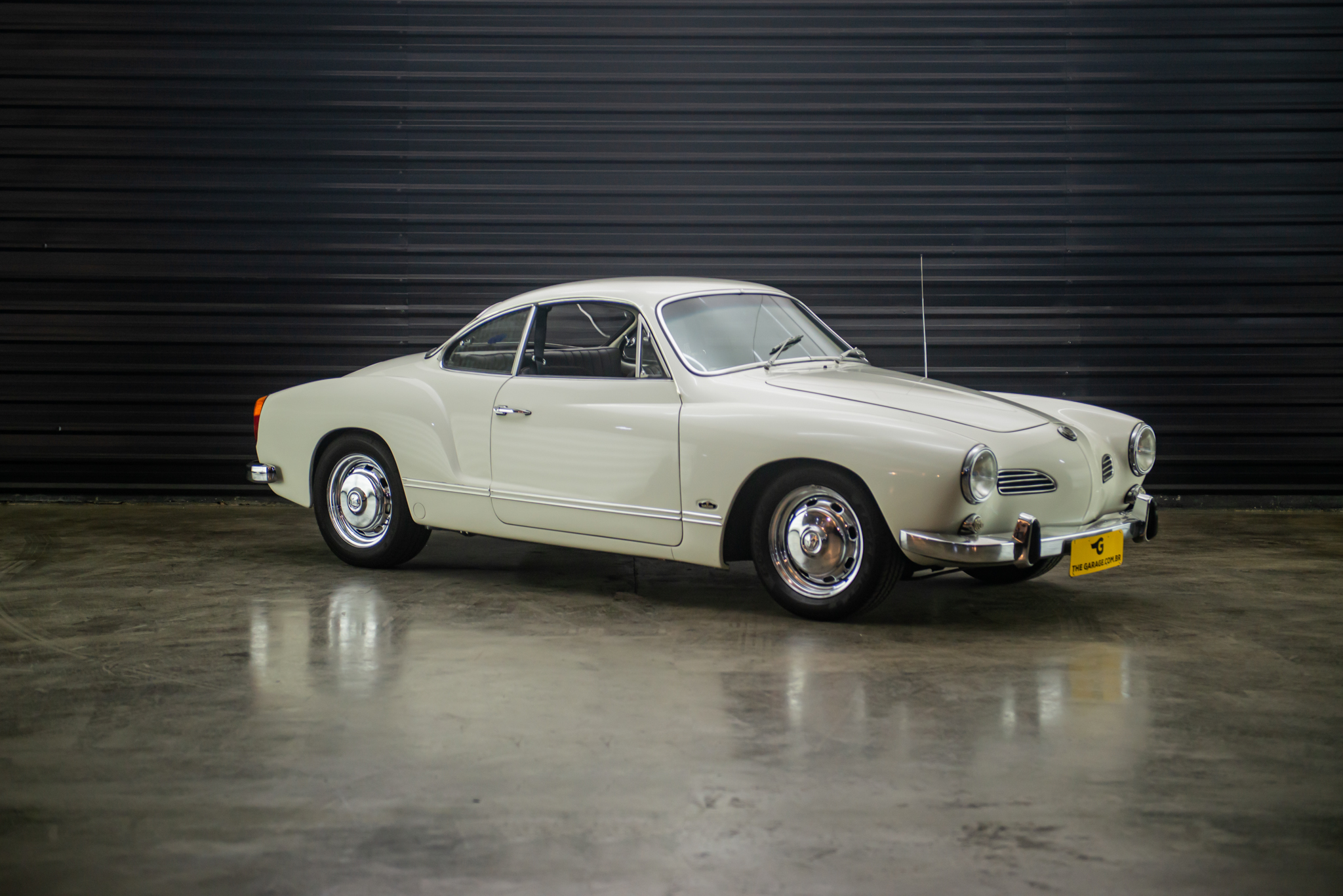 1971-VW-Karmann-Ghia-coupe-a-venda-sao-paulo-sp-for-sale-the-garage-classicos-a-melhor-loja-de-carros-antigos-acervo-de-carros--31