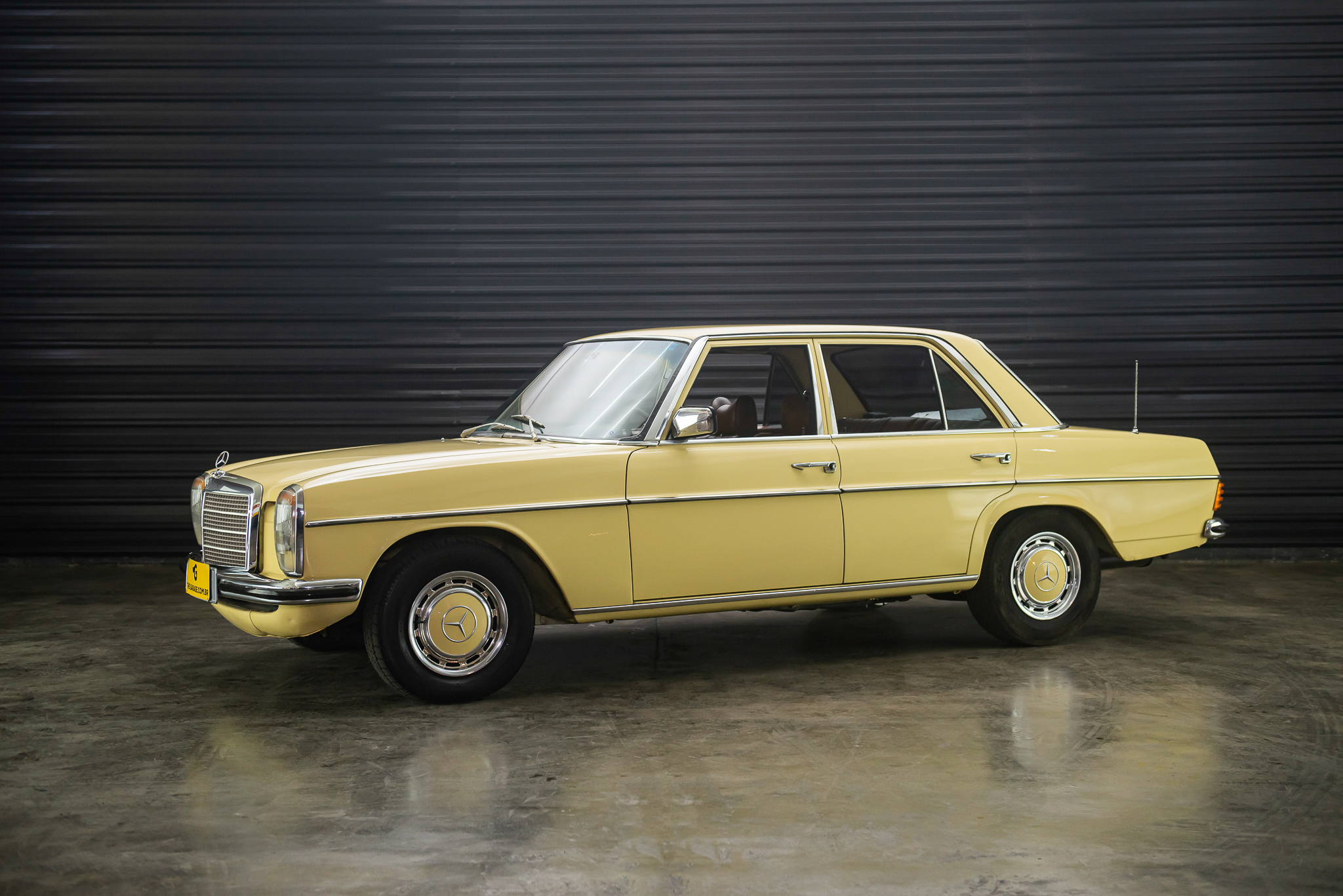 1976-Mercedes-Benz-230.6-W114-a-venda-sao-paulo-sp-for-sale-the-garage-classicos-a-melhor-loja-de-carros-antigos-acervo-de-carros-