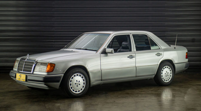 1991-mercedes-benz-300e24-a-venda-sao-paulo-sp-for-sale-the-garage-classicos-a-venda-loja-de-carros-antigos