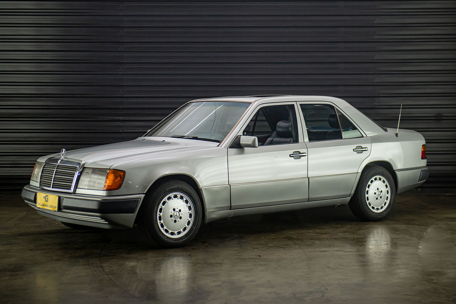 1991-mercedes-benz-300e24-a-venda-sao-paulo-sp-for-sale-the-garage-classicos-a-venda-loja-de-carros-antigos