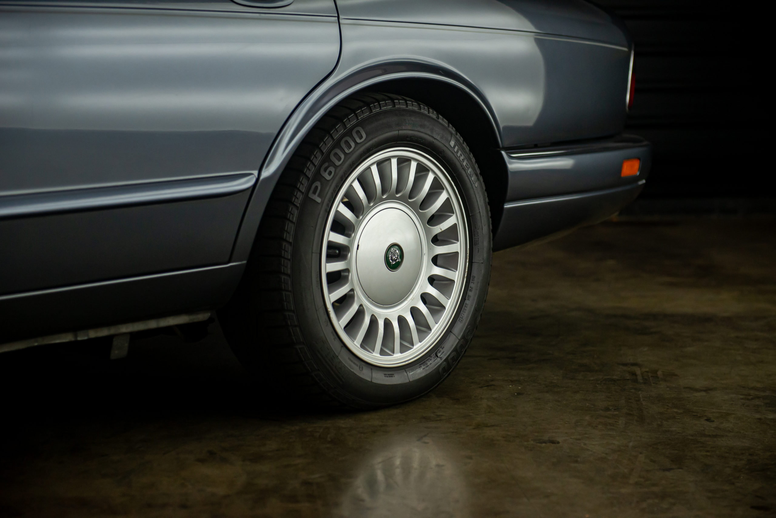 1995-jaguar-xj12-prata-a-venda-sao-paulo-sp-for-sale-the-garage-classicos-a-carros-antigos