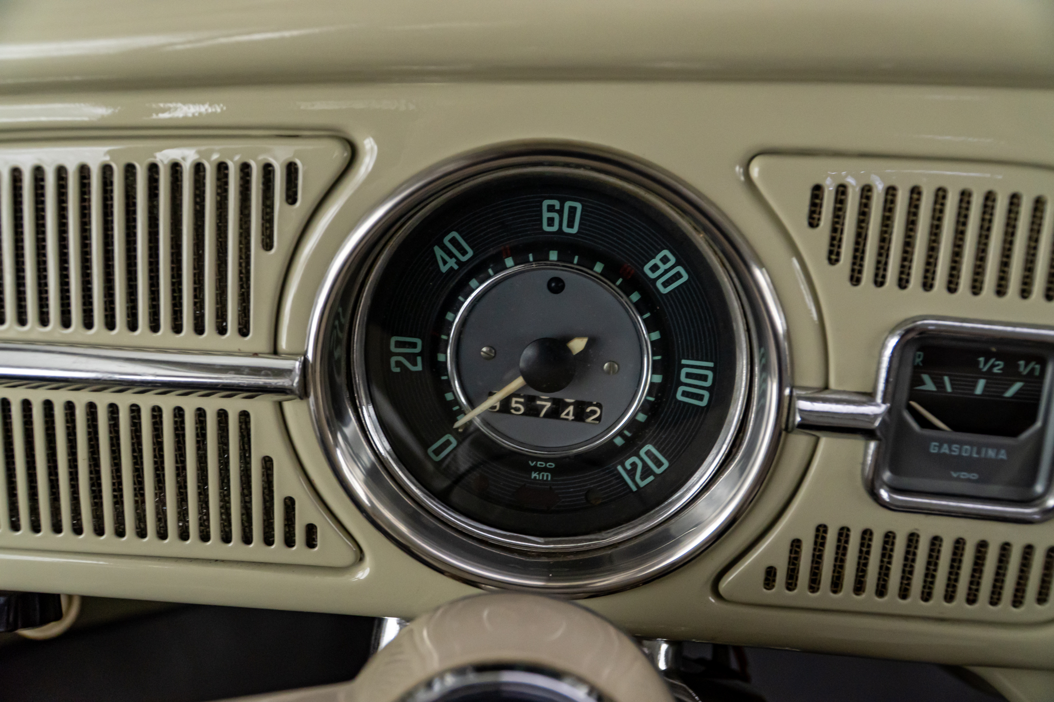 1964-fusca-bege-1200-a-venda-sao-paulo-sp-for-sale-the-garage-classicos-a-melhor-loja-de-carros-antigos-acervo-de-carros