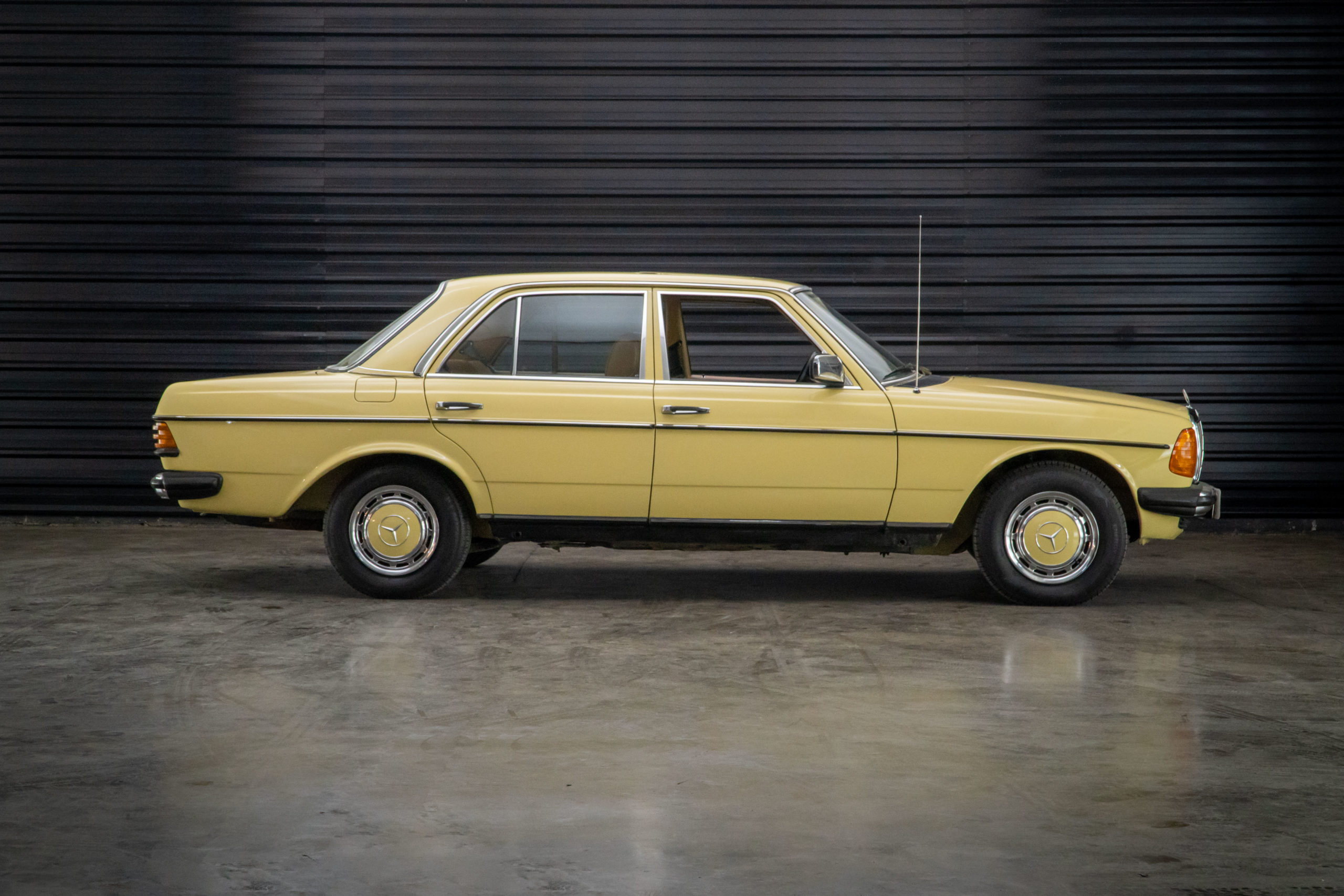 1980-Mercedes-benz-300D-venda-sao-paulo-sp-for-sale-the-garage-classicos-a-melhor-loja-de-carros-antigos-acervo-de-carros