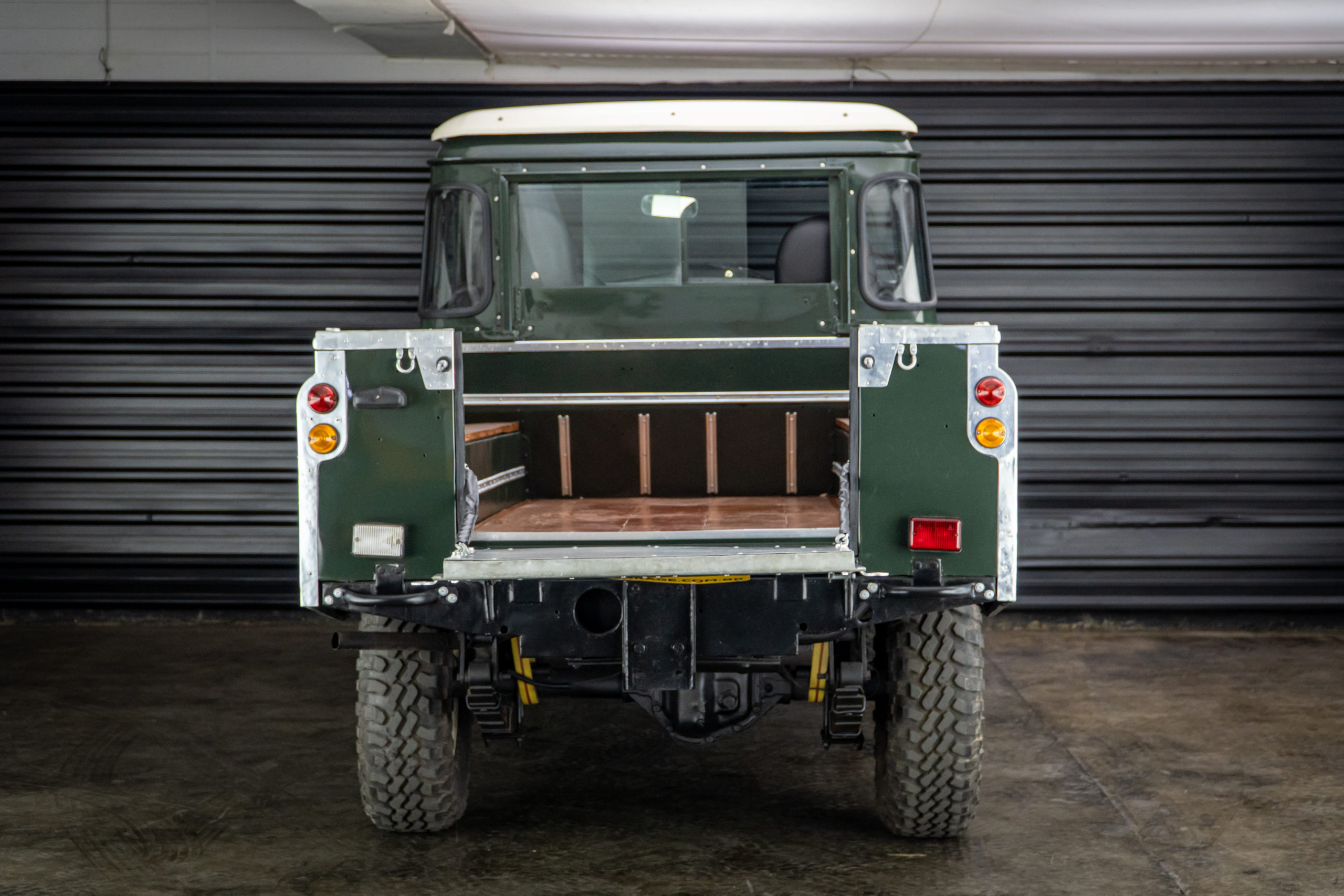 1981-land-rover-defender-serie-iii-venda-sao-paulo-sp-for-sale-the-garage-classicos-a-melhor-loja-de-carros-antigos-acervo-de-carros