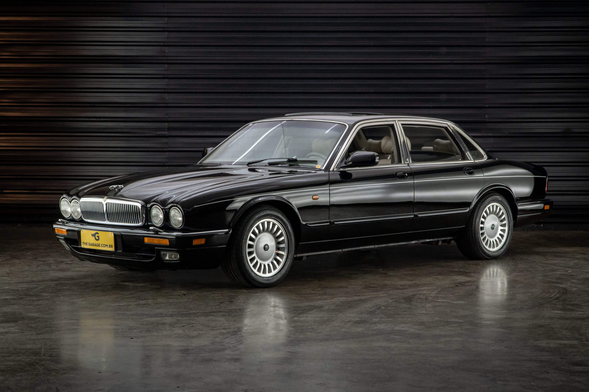 1995-jaguar-xj12-venda-sao-paulo-for-sale-classicos-a-melhor-loja-de-carros-antigos-acervo-de-carros