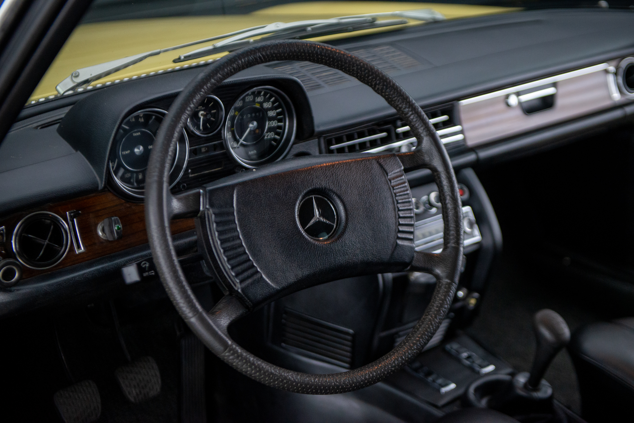 1974 Mercedes Benz 280CE W114 a venda the garage