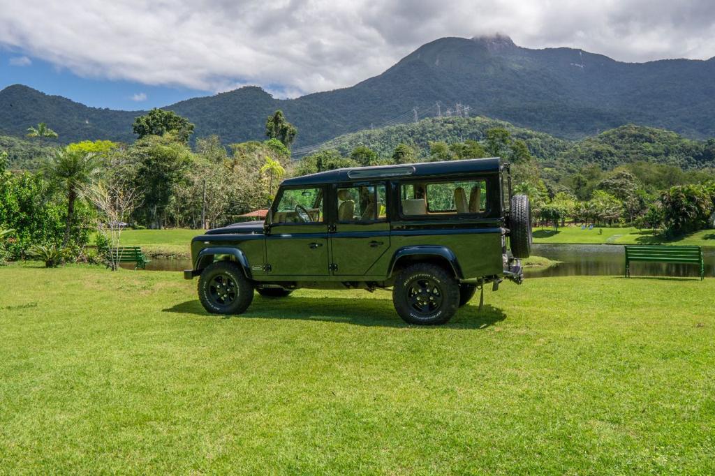 Land-Rover-110-The-Garage