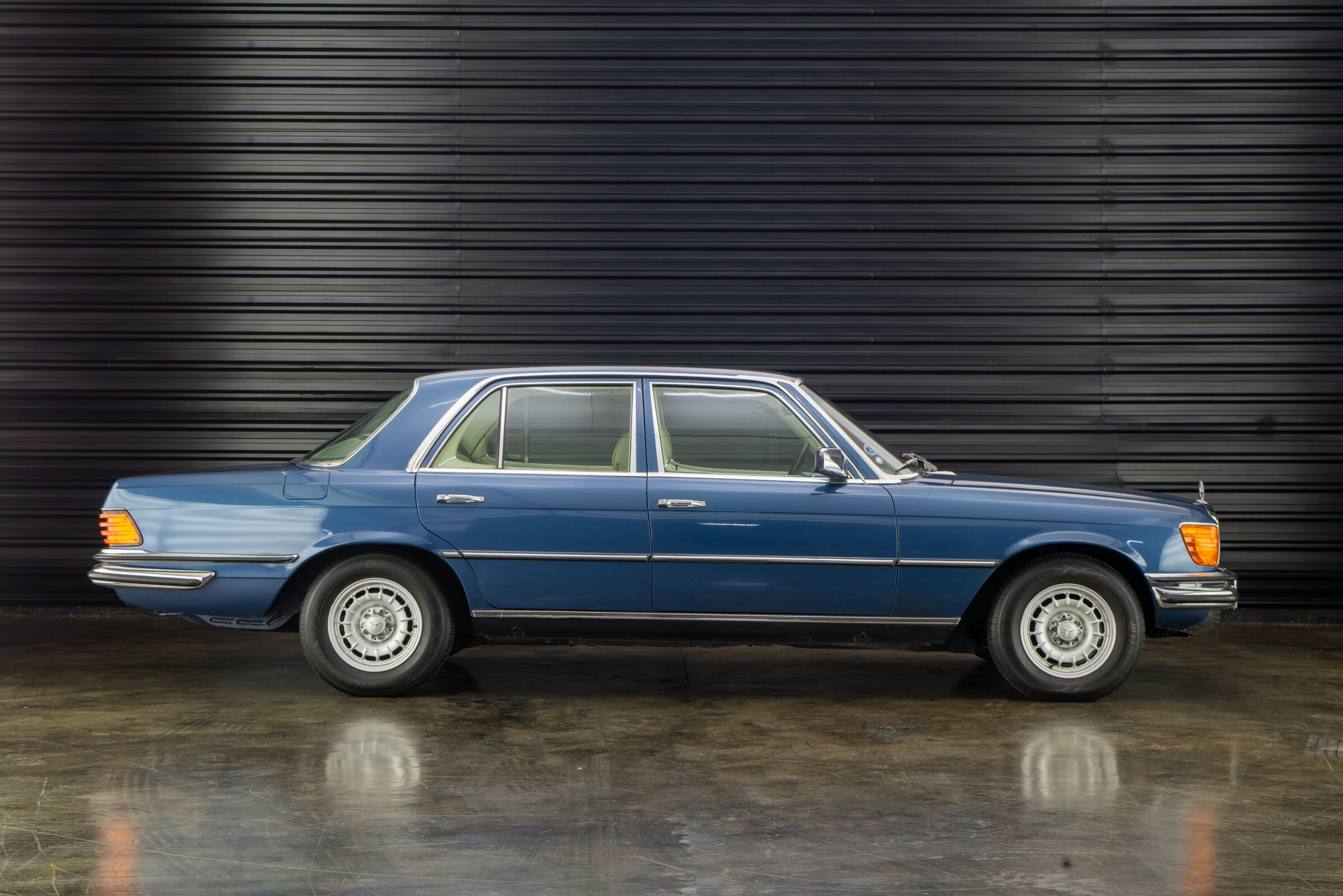 1975 Mercedes Benz 350 se a venda for sale the garage