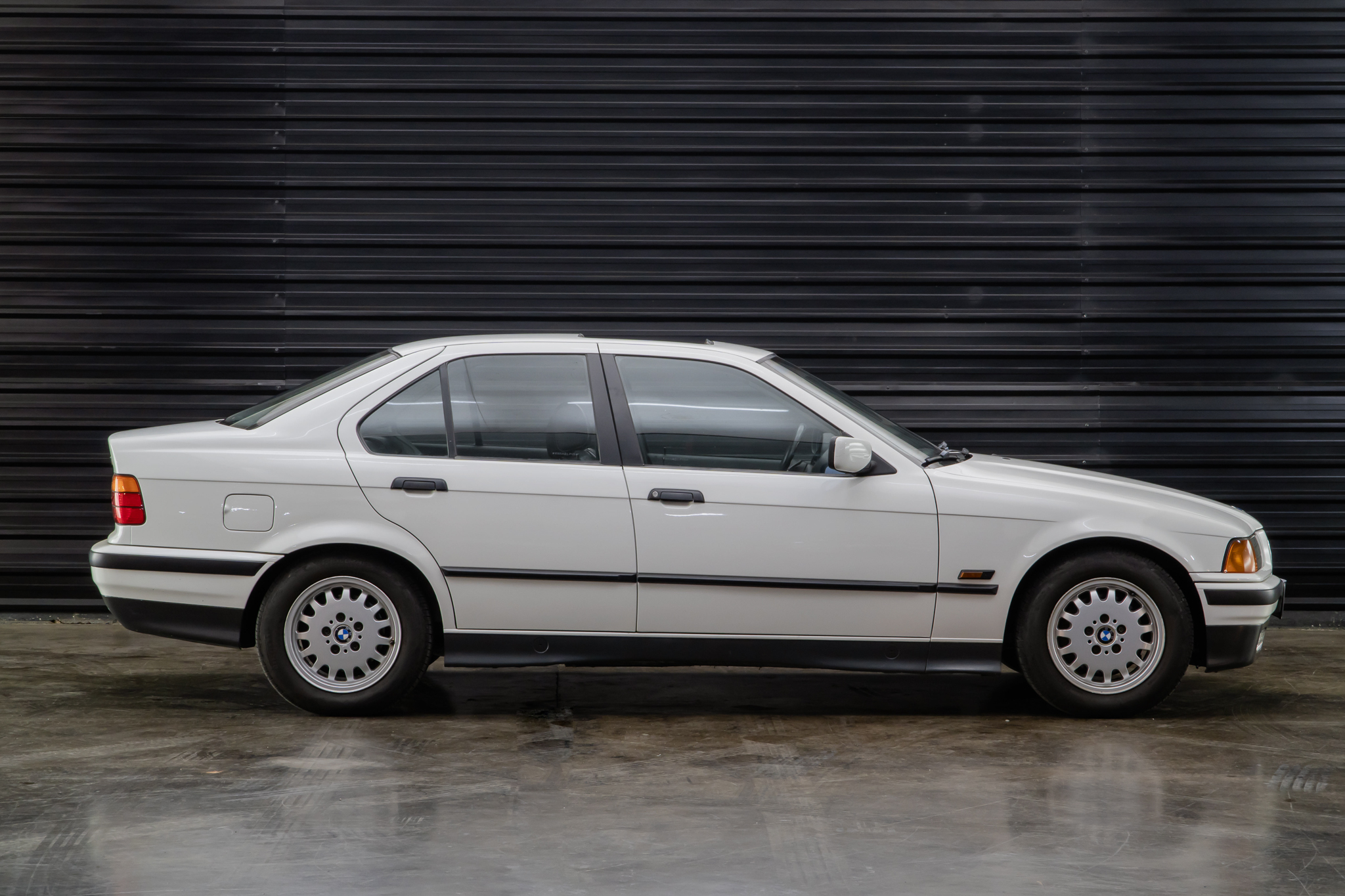 1994 BMW 325i a venda the garage