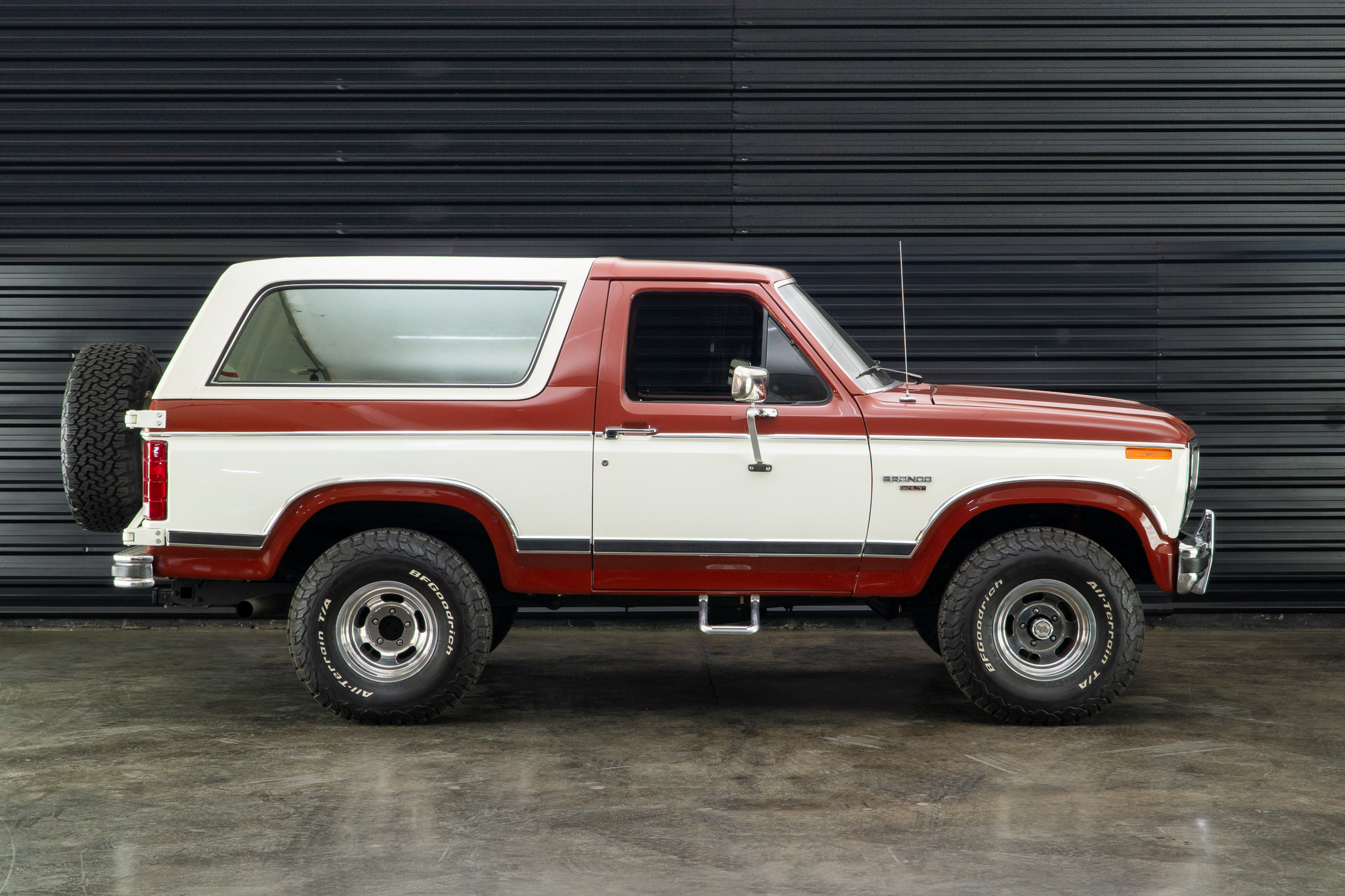 1984 Ford Bronco XLT a venda the garage for sale