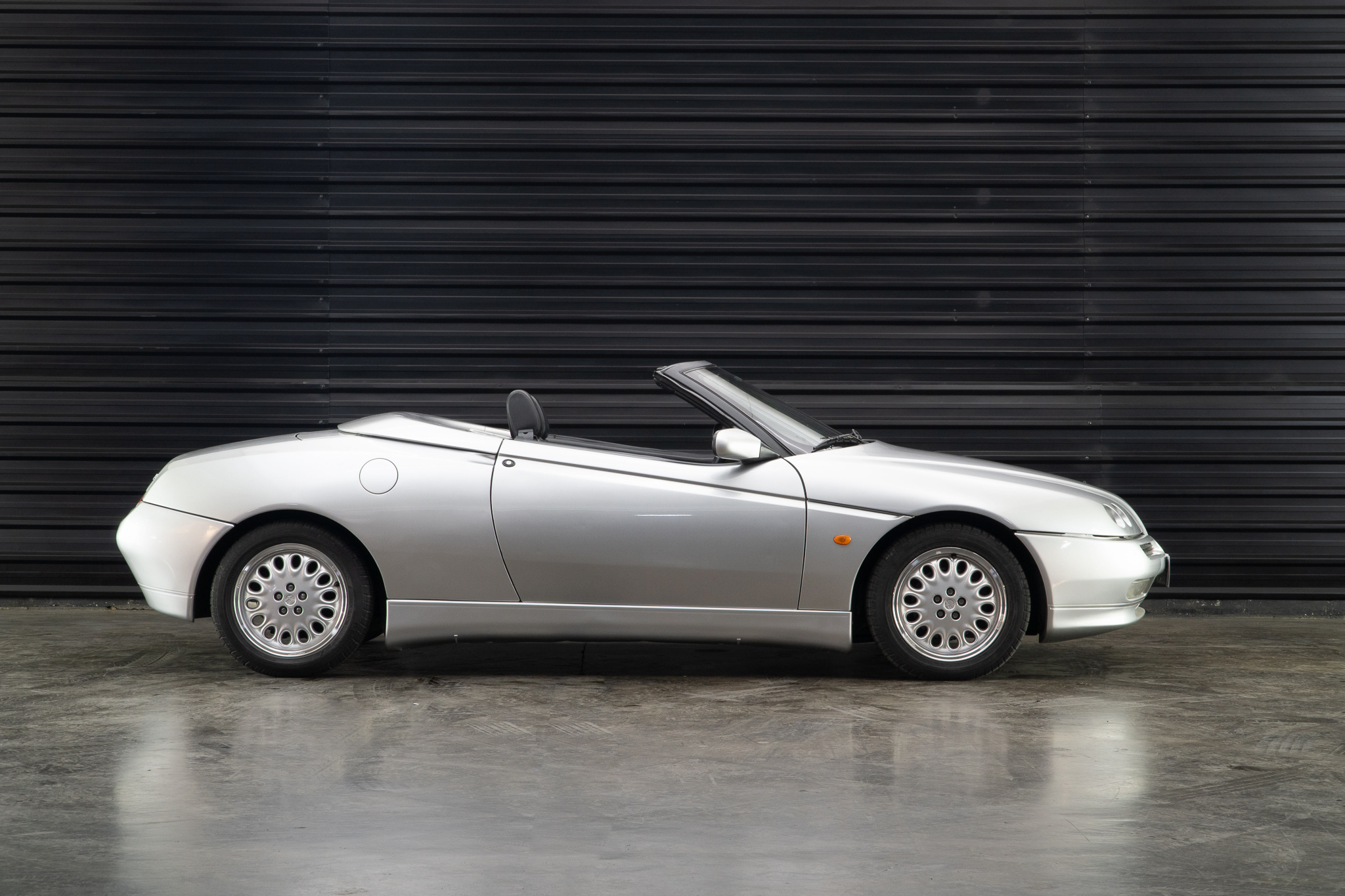 1996 Alfa Romeo Spider prata a venda the garage for sale