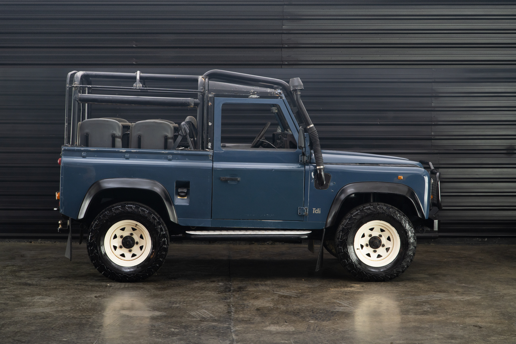 1997 Land Rover Defender 90 SOFT-TOP 4x4 a venda the garage for sale