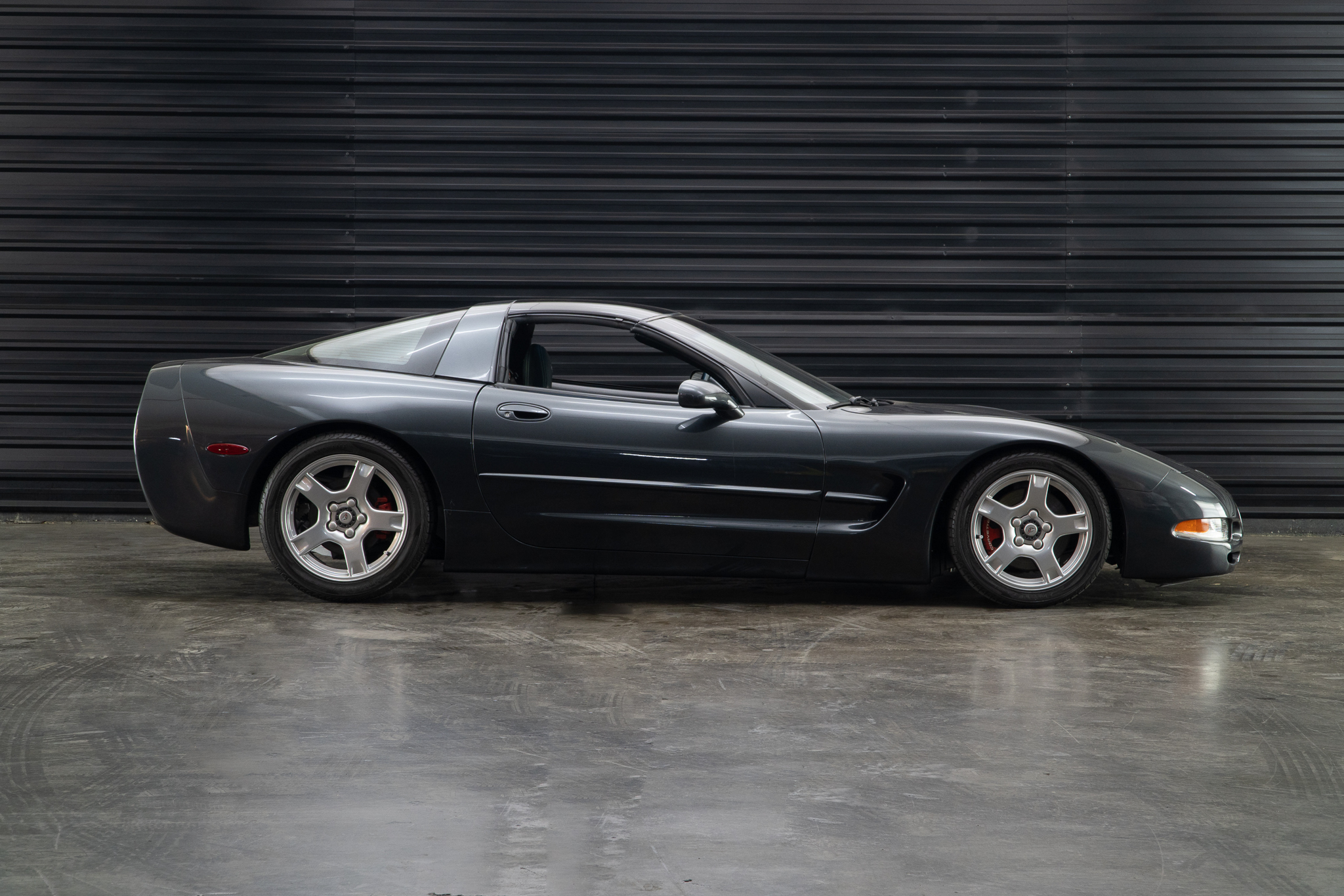 1998-Chevrolet-Corvette-C5-5.7-V8-a-venda-the-garage-for-sale