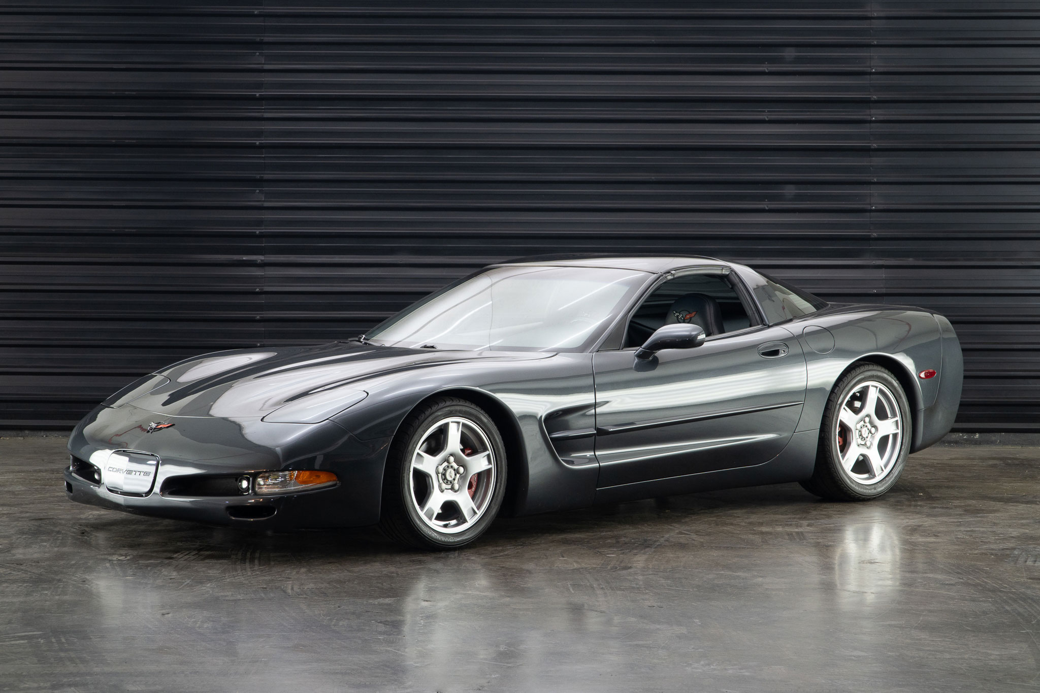 1998-Chevrolet-Corvette-C5-5.7-V8-a-venda-the-garage-for-sale