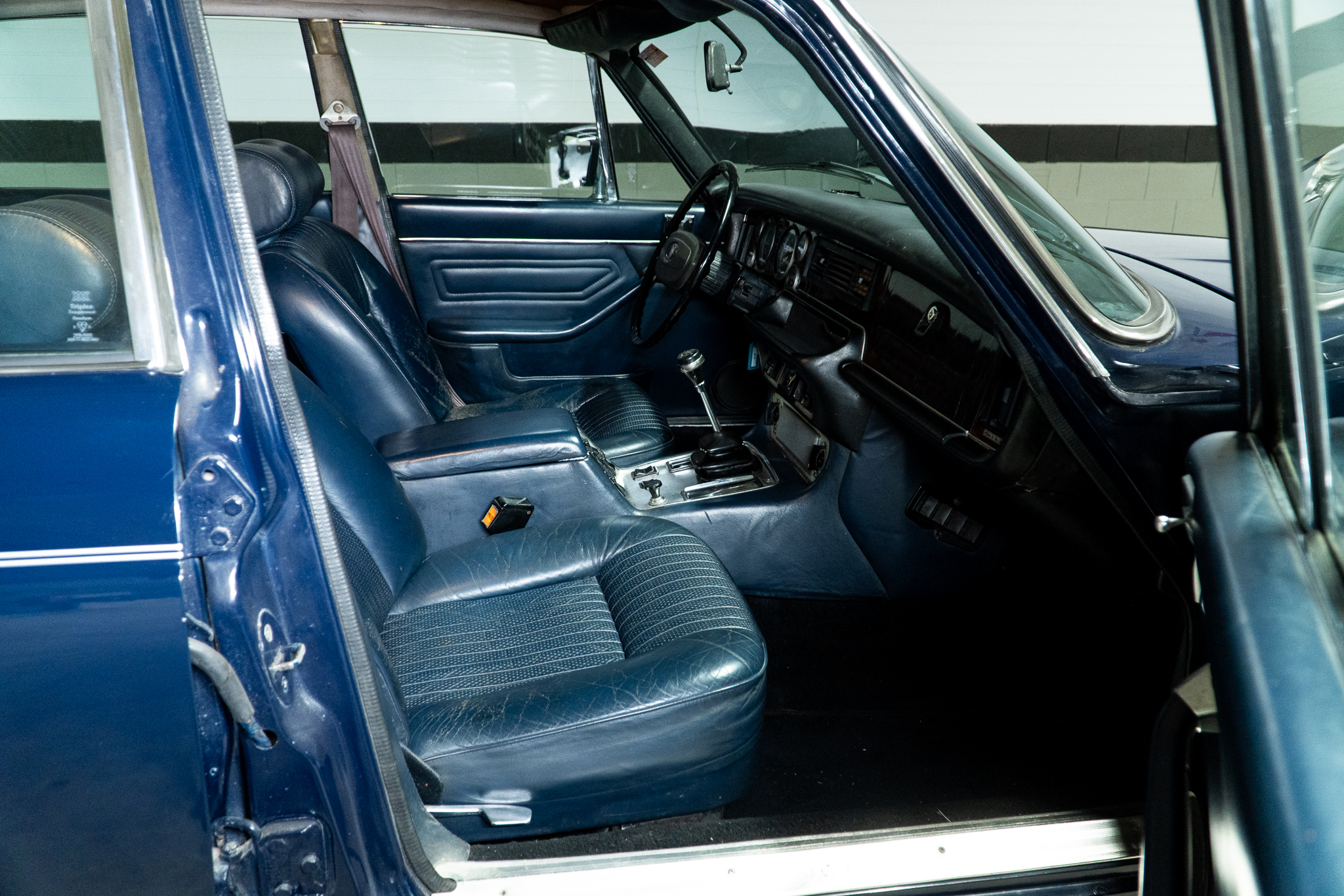 1975 Jaguar XJ6 4.2 interior