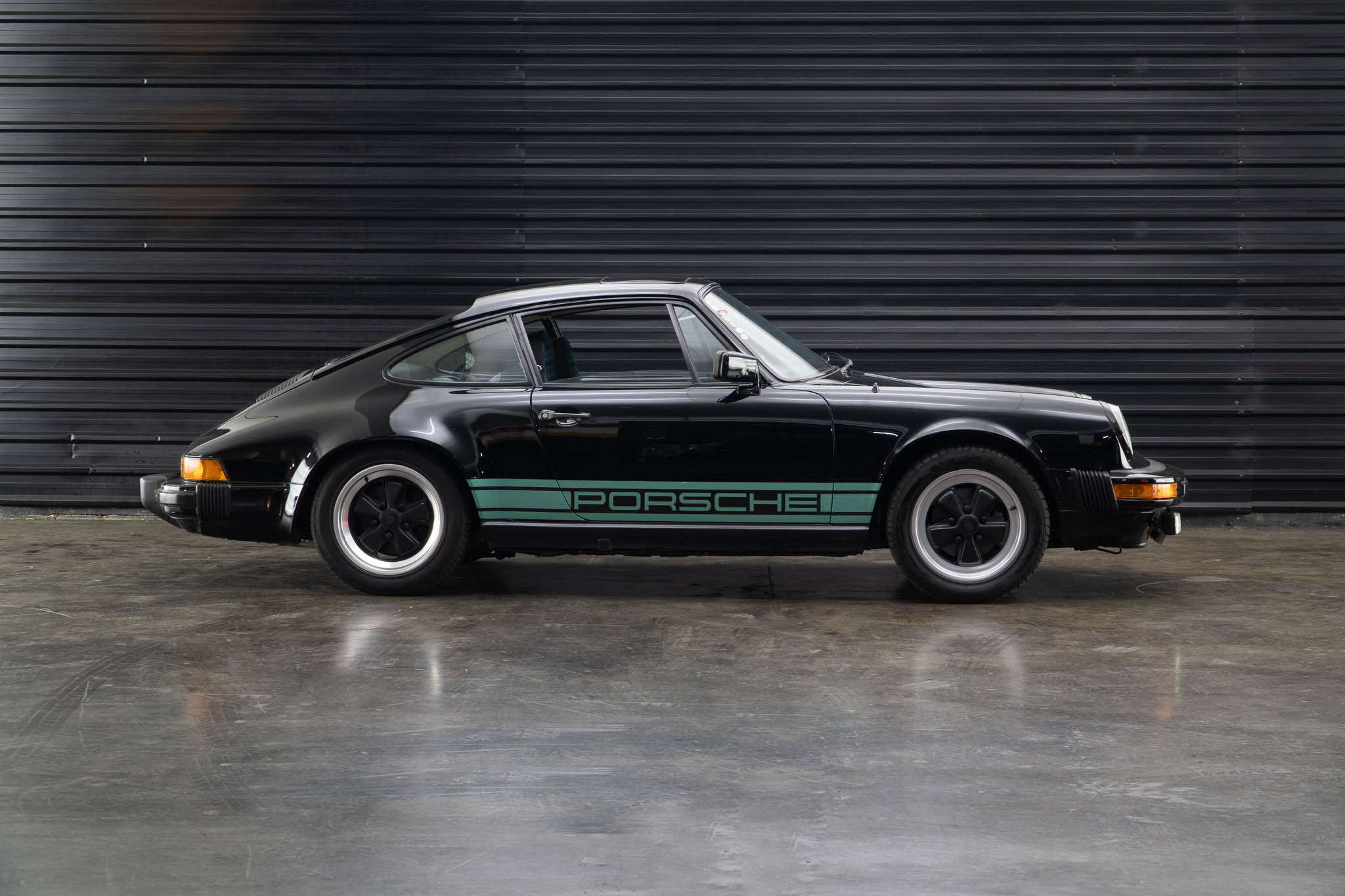 1979 Porsche 911 SC preta-2