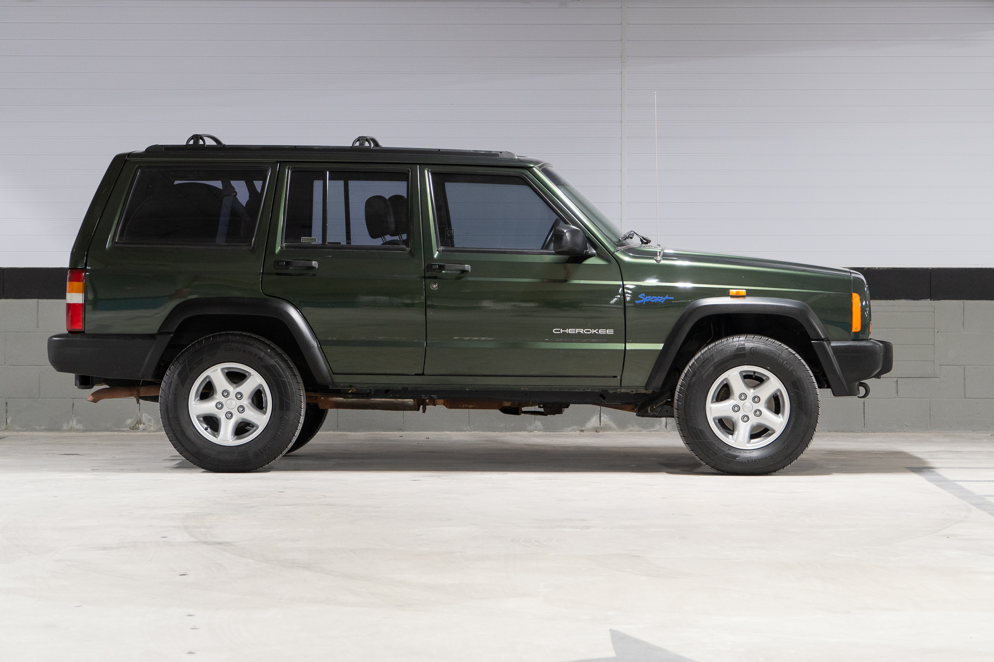 1998-Jeep-Cherokee-venda-the-garage-for-sale-2-of-4.jpg