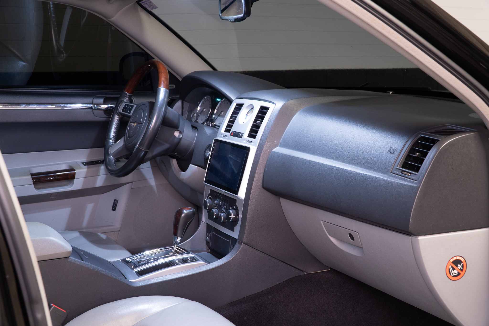 2007 Chrysler 300C interior