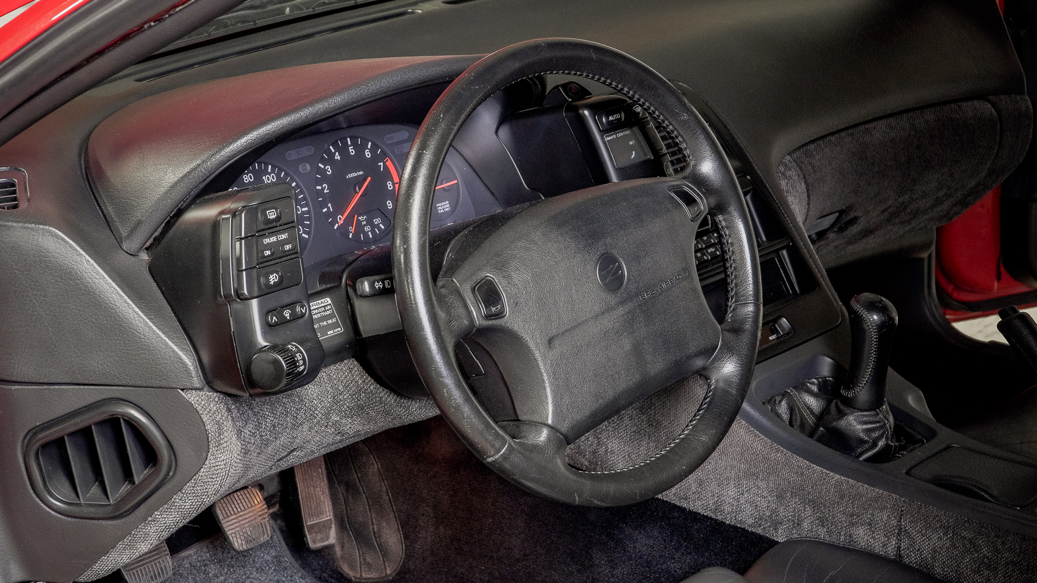 O painel do 1991 Nissan 300ZX é uma fusão perfeita de estilo e funcionalidade. Equipado com instrumentos de fácil leitura e controles ergonomicamente posicionados, ele fornece ao motorista todas as informações necessárias de forma clara e precisa. A direção, por sua vez, é responsiva e precisa, garantindo um controle excepcional em todas as condições de condução. O volante esportivo e os detalhes em couro adicionam um toque de luxo e esportividade ao interior, tornando a experiência de dirigir o 300ZX ainda mais envolvente.